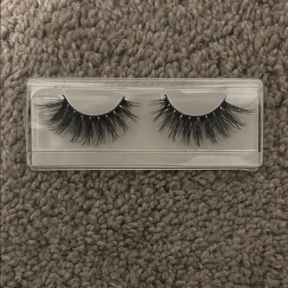 Voluminous Black False Eyelashes